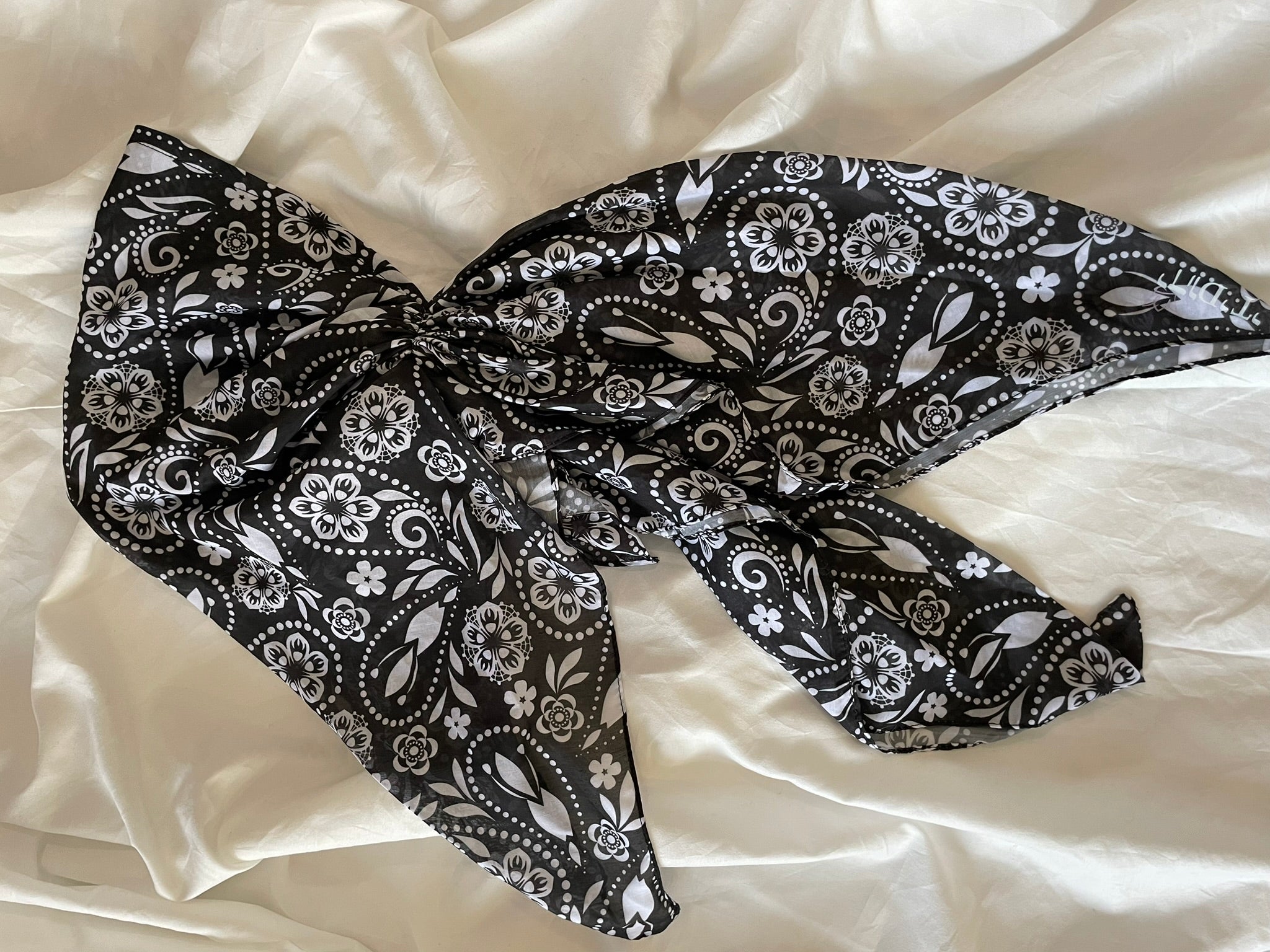 Black & White Pre-tied print